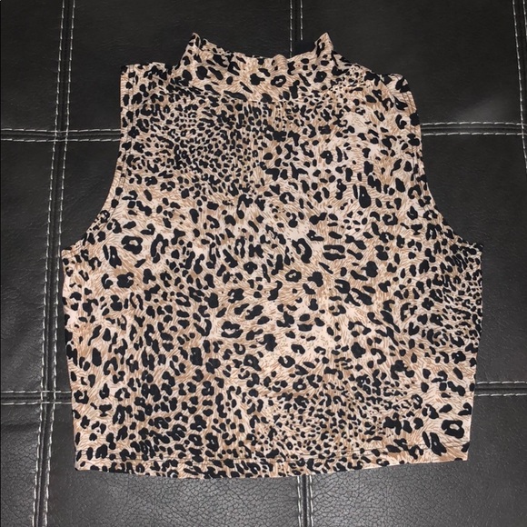 Cheetah print crop top 🐯 - Picture 2 of 3
